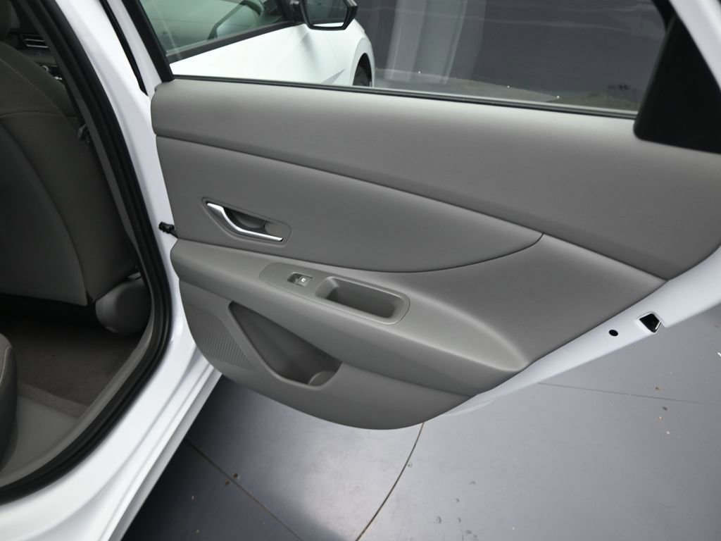 Used 2025 Hyundai Elantra Sport image 32
