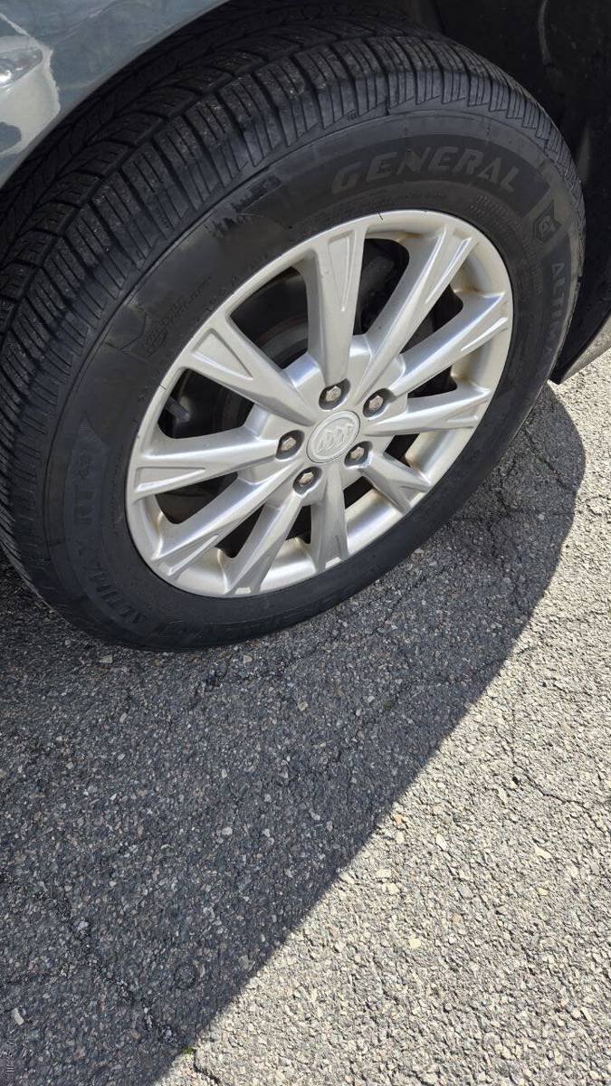 Used 2010 Buick Lucerne CXL FWD image 16