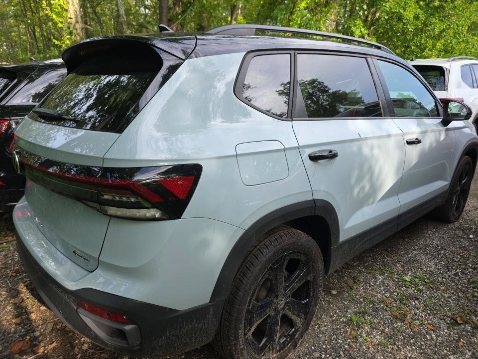 Certified 2025 Volkswagen Taos SE AWD/4WD image 3