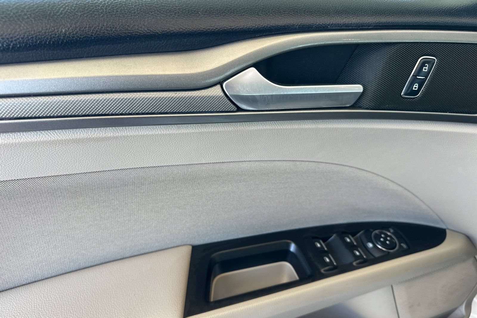 Used 2017 Ford Fusion SE w/ Fusion SE Technology Package FWD image 11