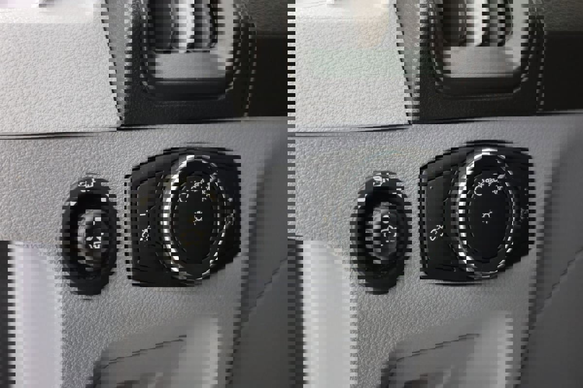 Used 2019 Ford Transit 150 XLT image 21