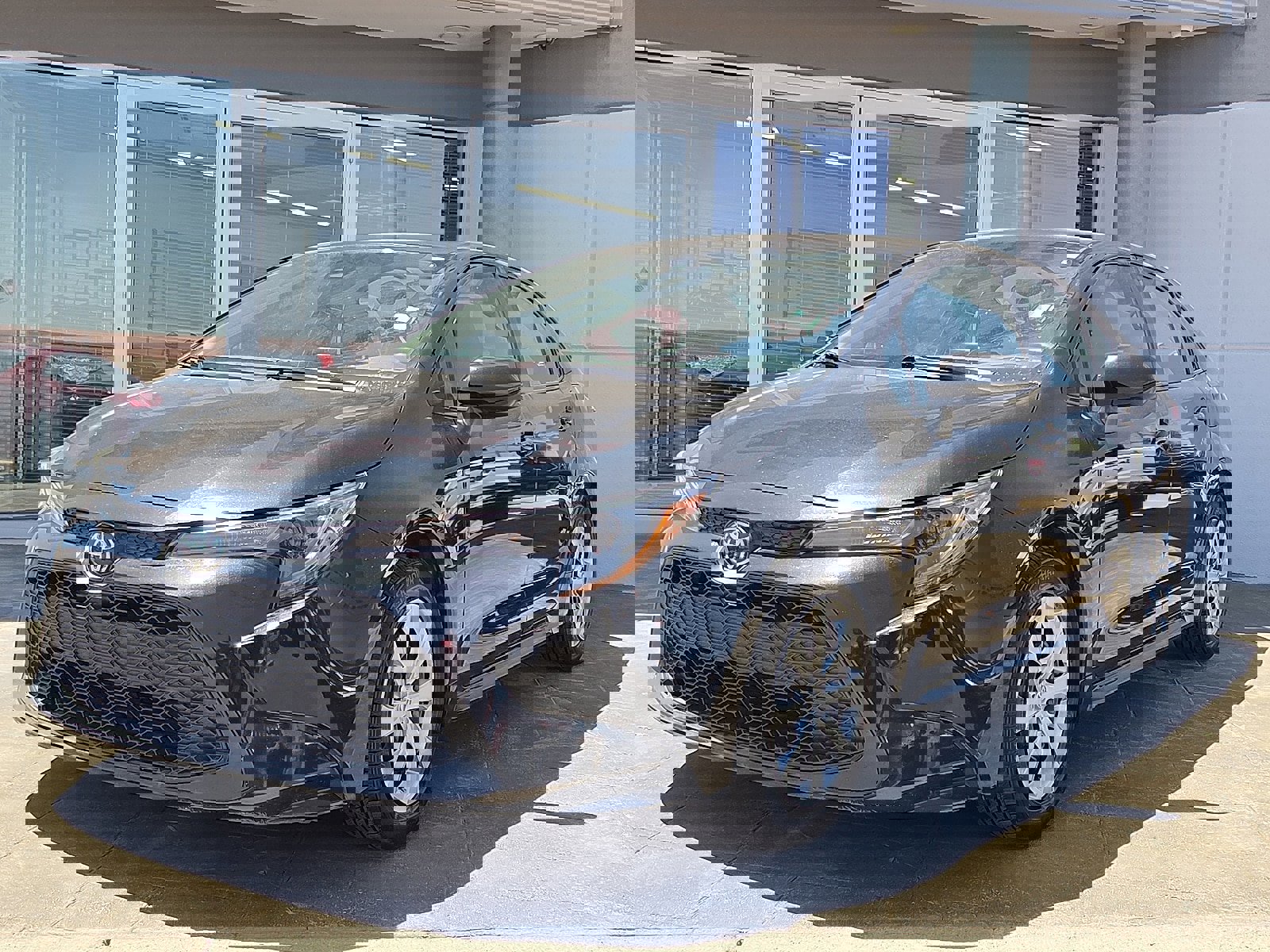 Used 2022 Toyota Corolla LE image 2