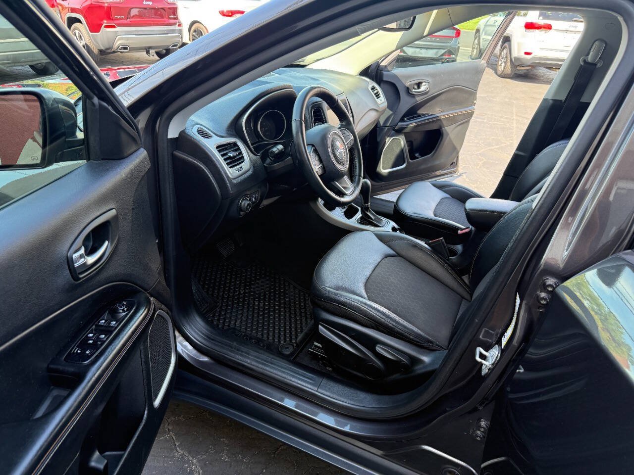 Used 2019 Jeep Compass Latitude w/ Cold Weather Group AWD/4WD image 10