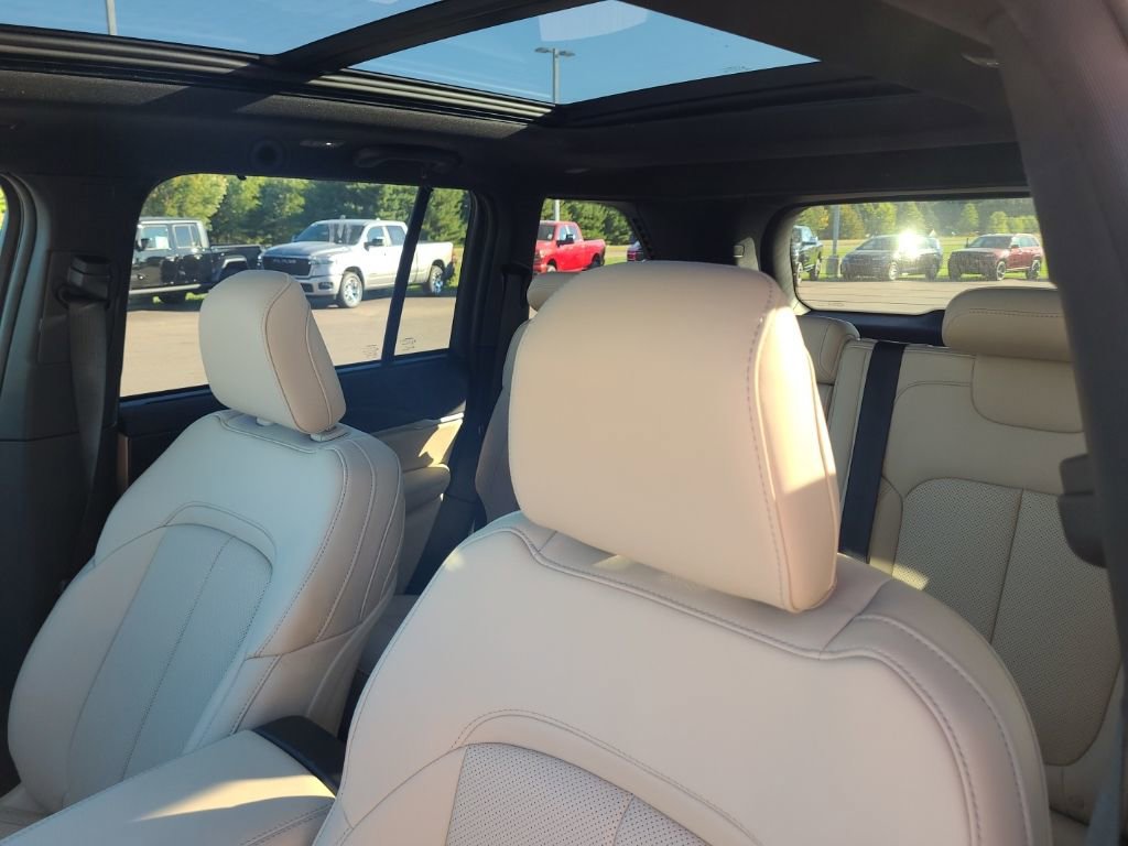New 2025 Jeep Grand Cherokee Limited w/ Luxury Tech Group II image 12
