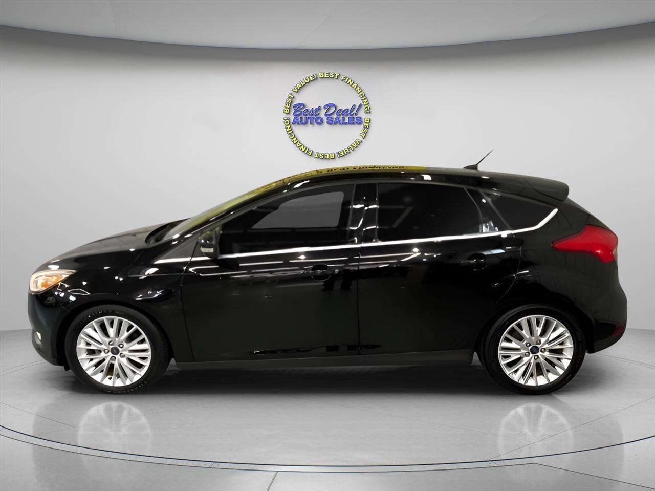Used 2017 Ford Focus Titanium w/ Titanium Technology Package FWD image 3
