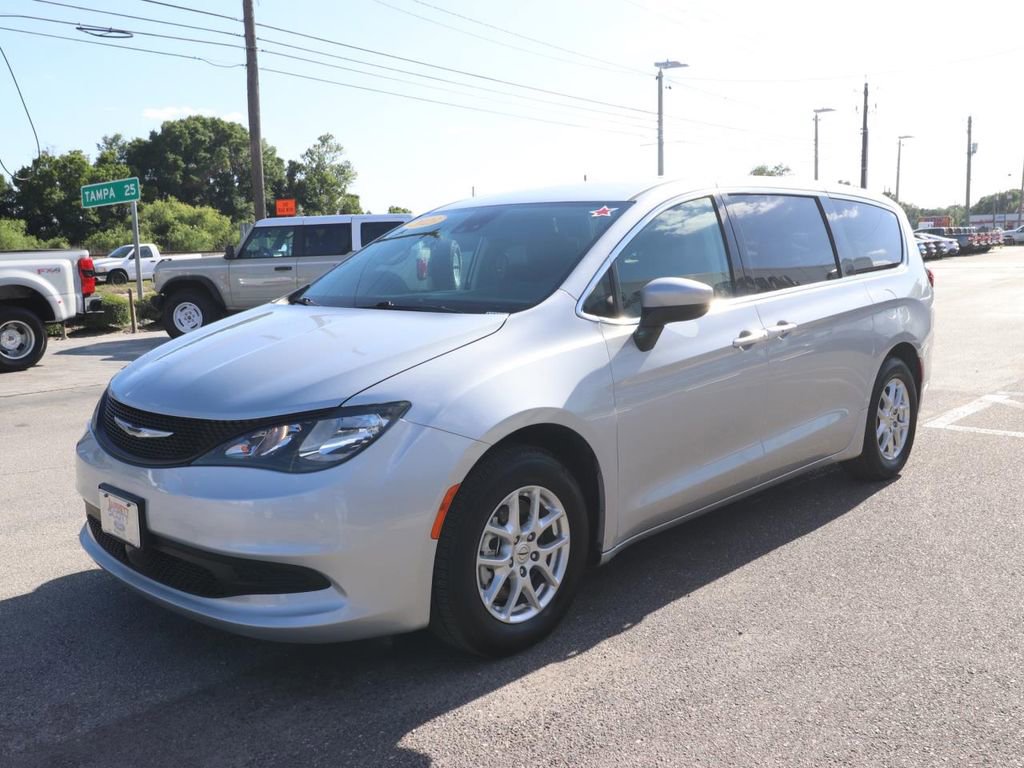 Used 2023 Chrysler Voyager LX image 3