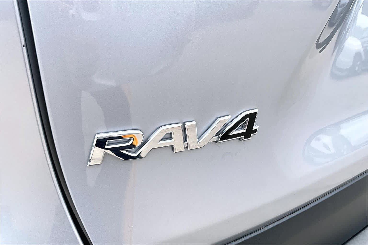 Used 2025 Toyota RAV4 LE AWD/4WD image 30