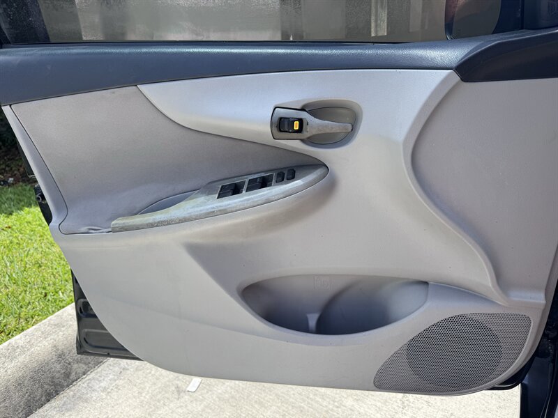 Used 2013 Toyota Corolla LE FWD image 12
