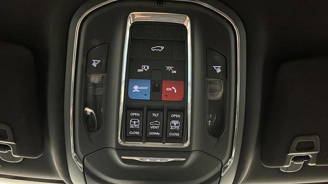 Used 2024 Jeep Grand Cherokee Limited w/ Luxury Tech Group II image 31