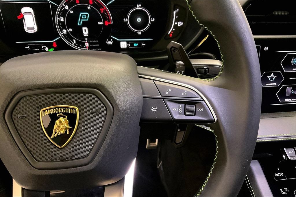 Used 2025 Lamborghini Urus SE AWD/4WD image 24