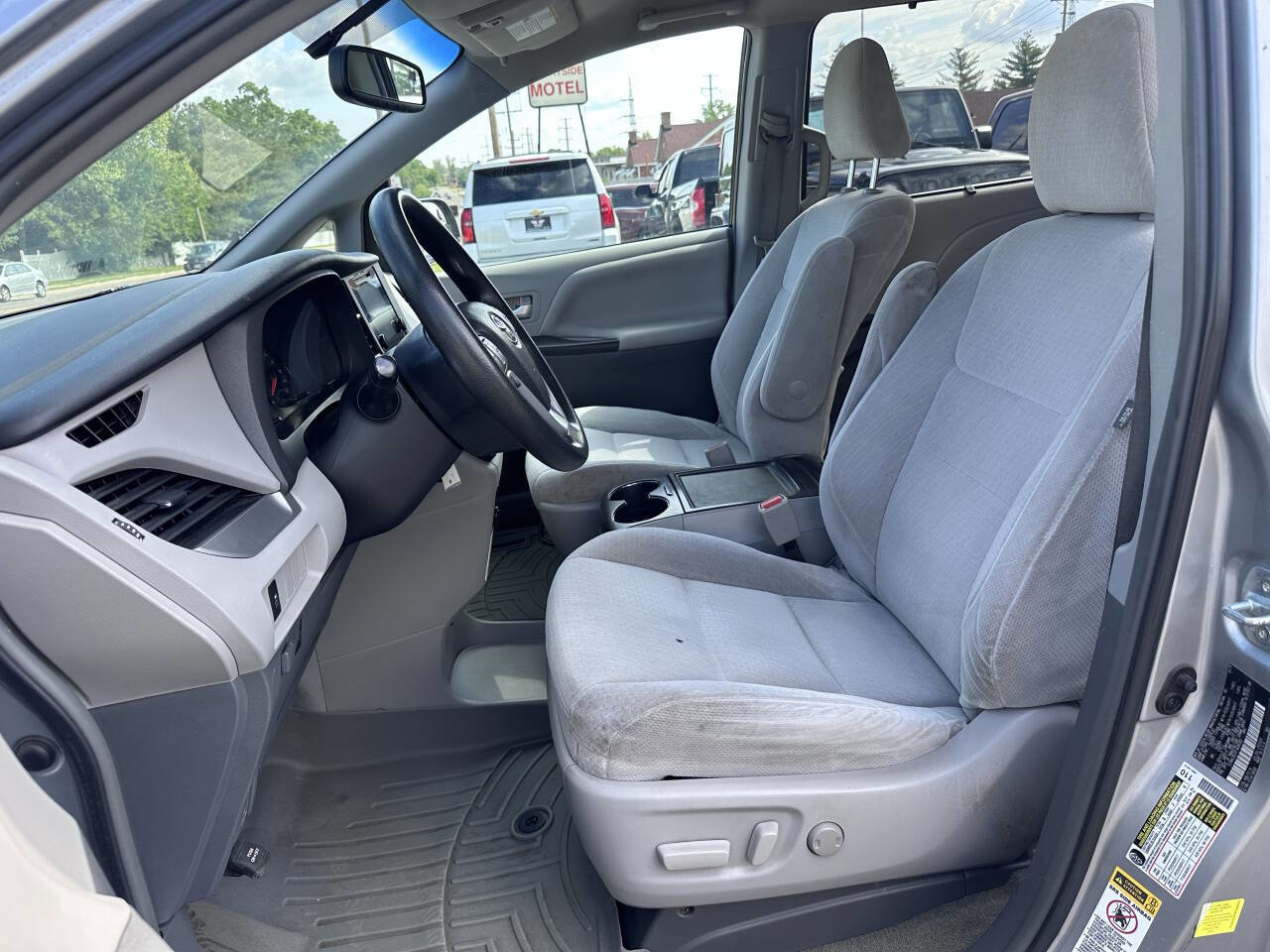 Used 2015 Toyota Sienna LE FWD image 17