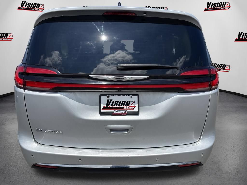 Used 2024 Chrysler Pacifica Touring-L FWD image 8