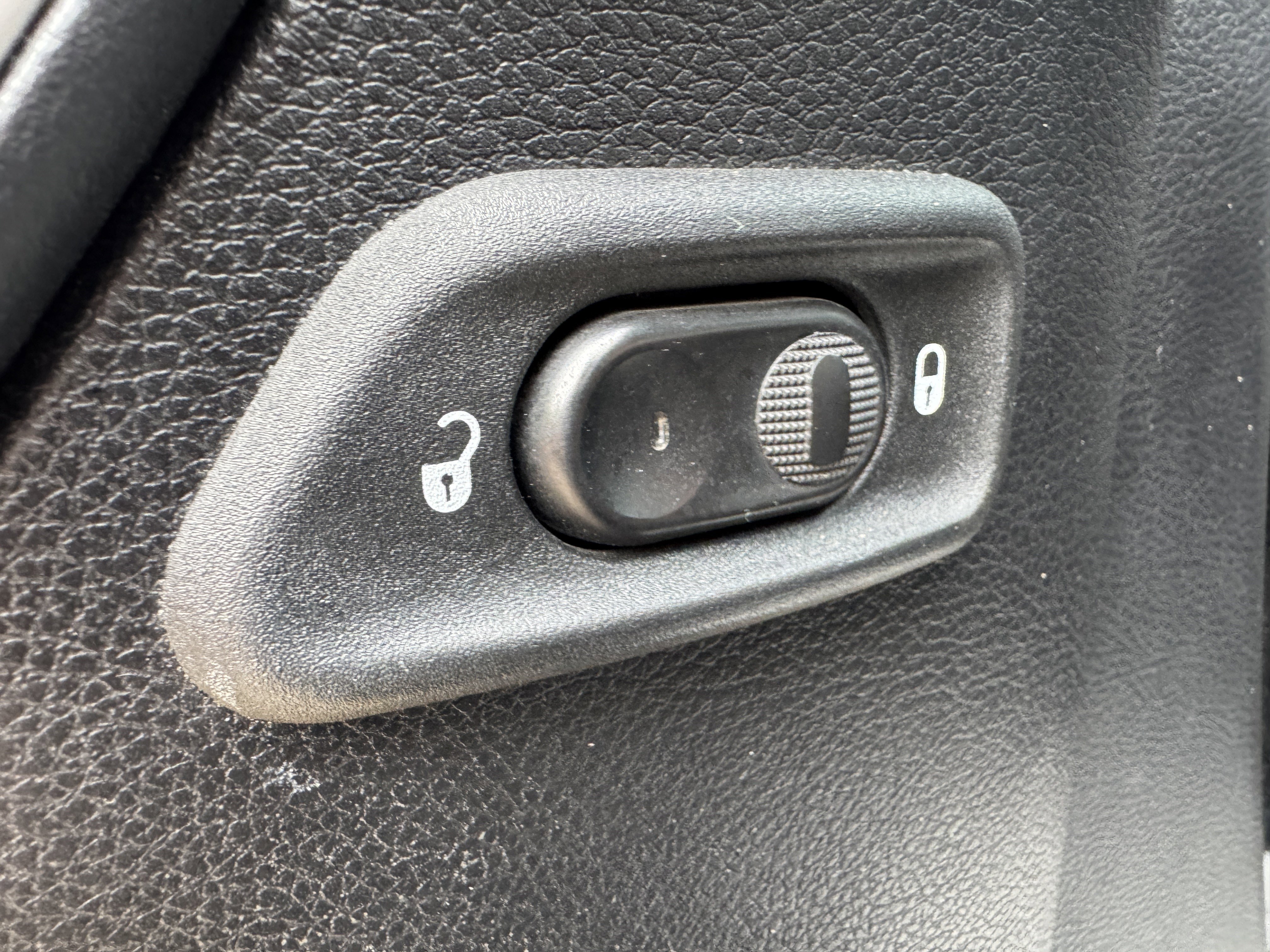 Used 2015 Jeep Wrangler Unlimited Sahara w/ Connectivity Group AWD/4WD image 10