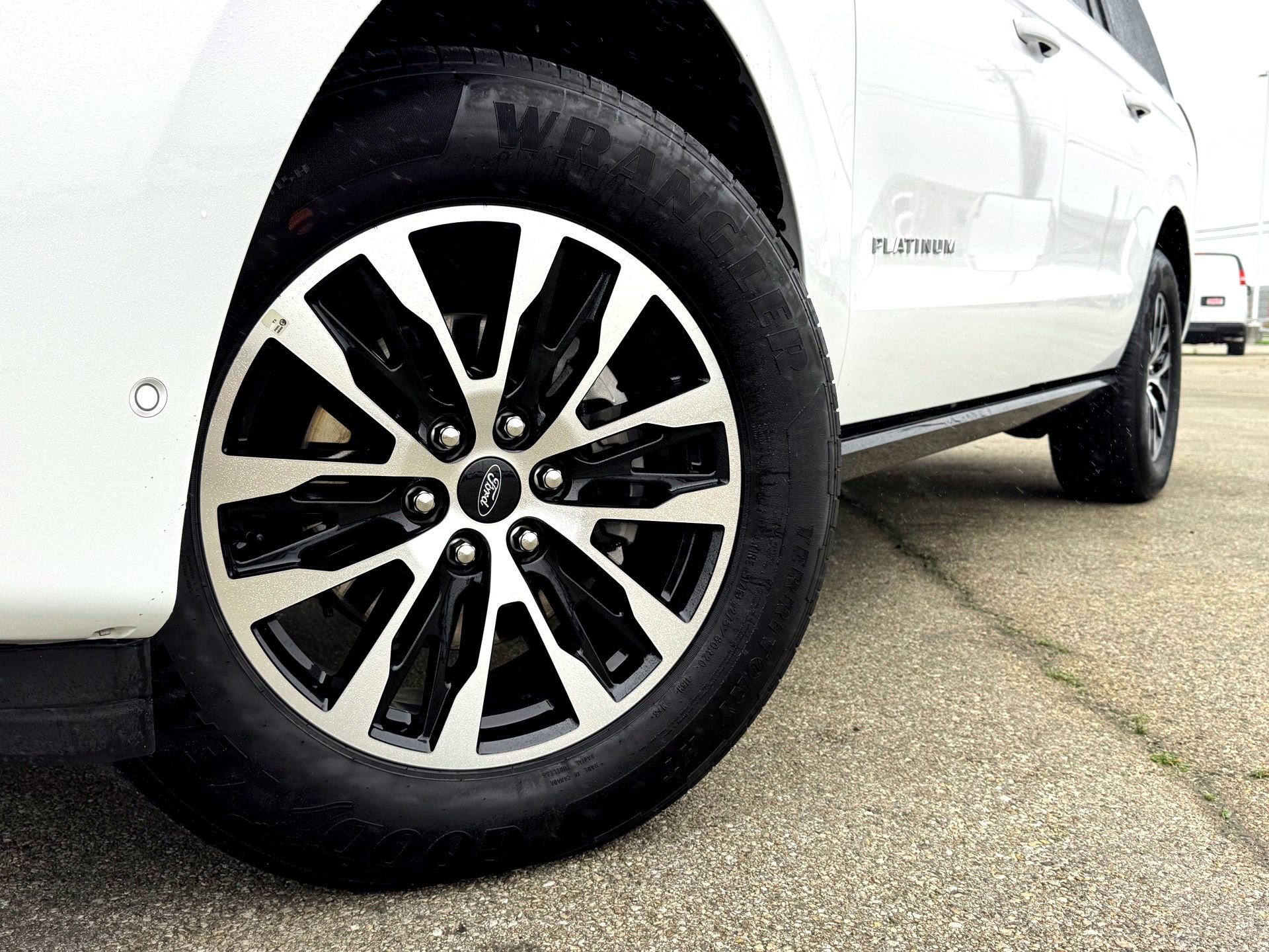 Used 2025 Ford Expedition Max Platinum AWD/4WD image 2