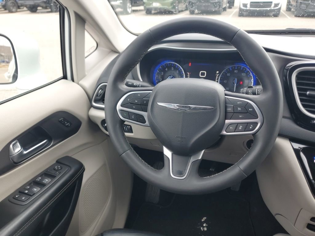 Used 2022 Chrysler Pacifica Touring-L FWD image 7