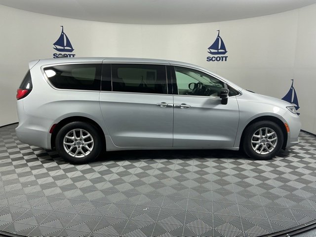 Used 2024 Chrysler Pacifica Touring-L image 6