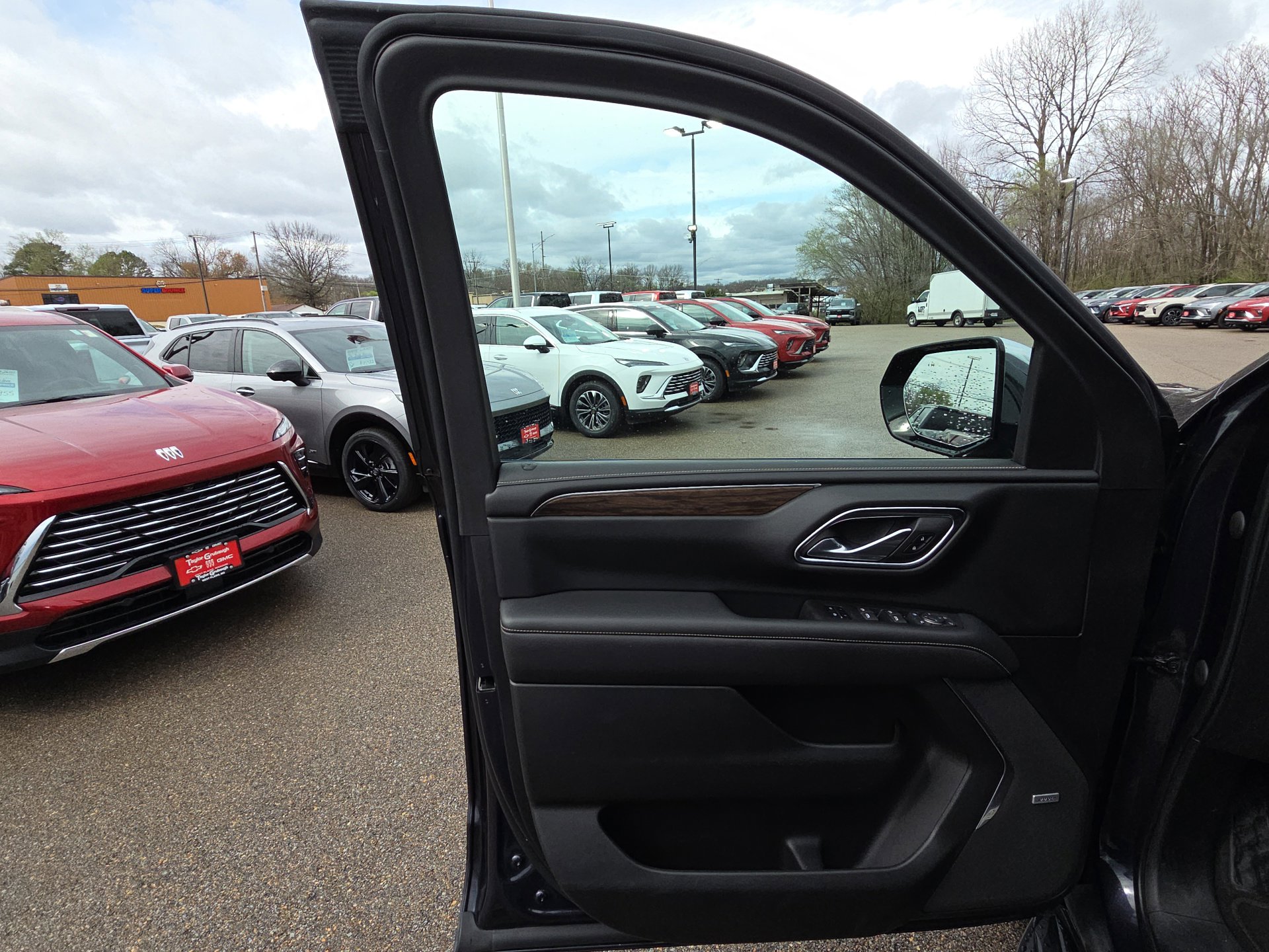 Used 2023 Chevrolet Suburban Premier image 12