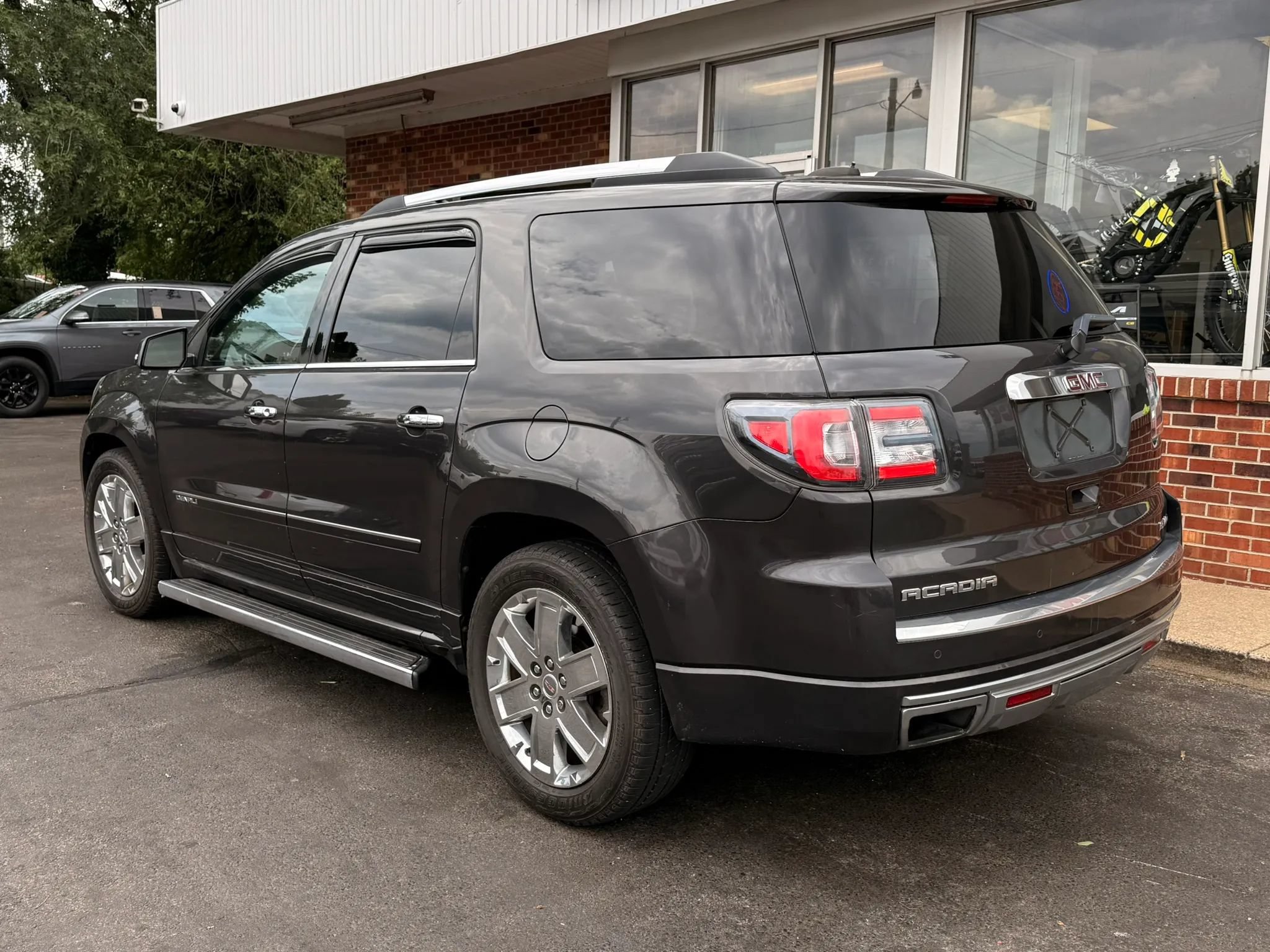 Used 2016 GMC Acadia Denali AWD/4WD image 2