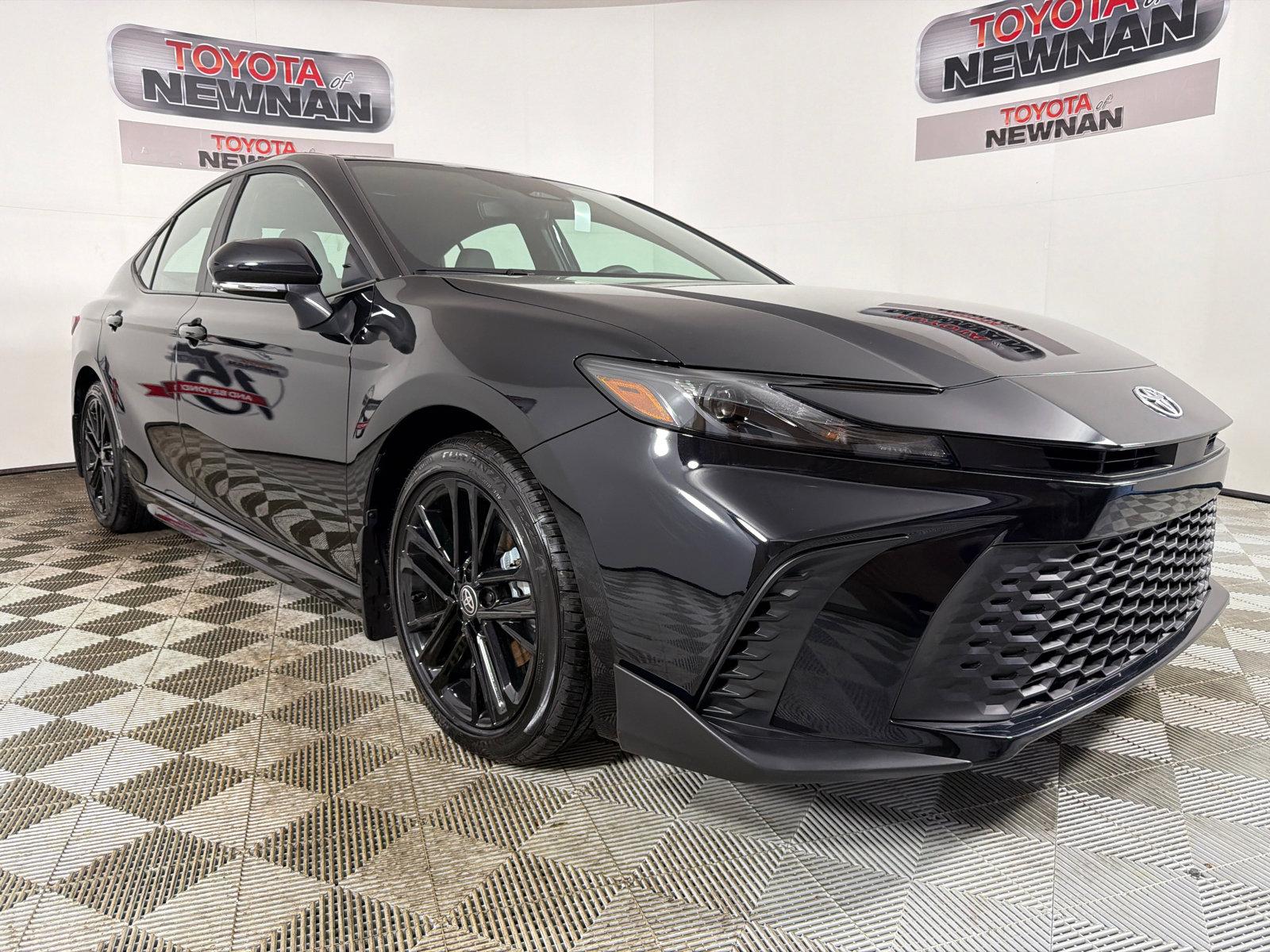 Used 2025 Toyota Camry SE FWD image 1