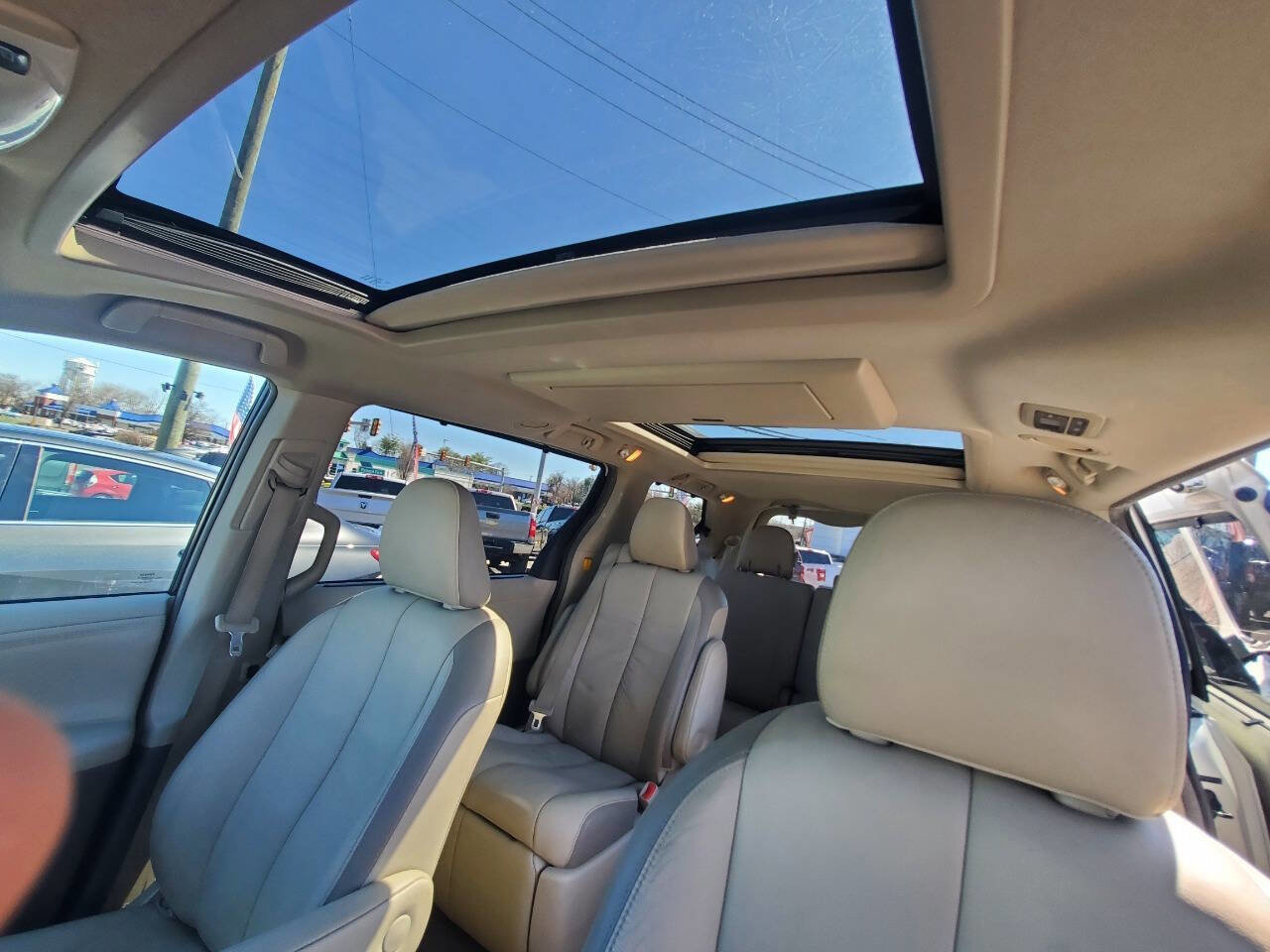 Used 2012 Toyota Sienna Limited w/ Premium Pkg AWD/4WD image 21