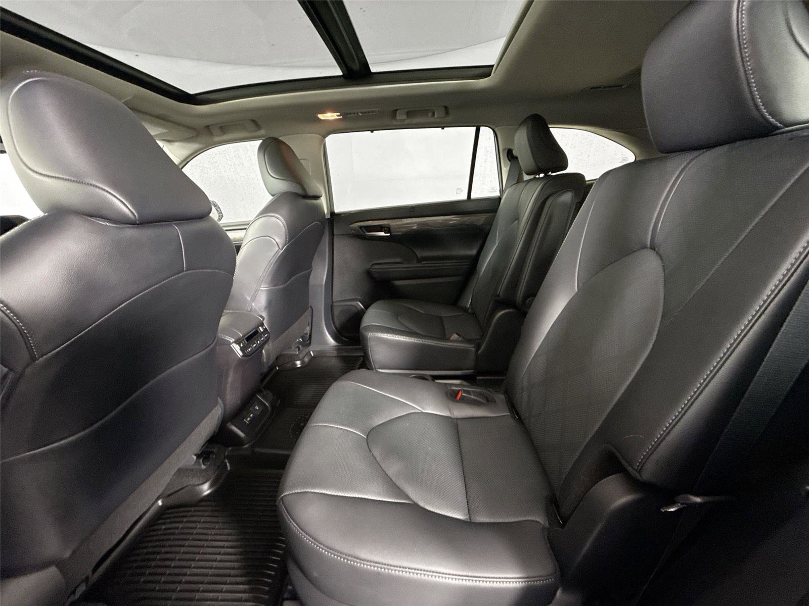 Certified 2025 Toyota Highlander Platinum image 32