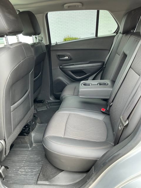 Used 2022 Chevrolet Trax LT w/ LT Convenience Package image 12