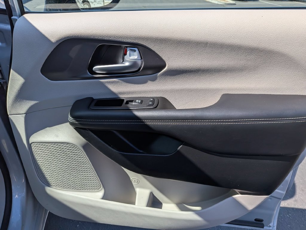 Used 2024 Chrysler Pacifica Touring-L FWD image 30