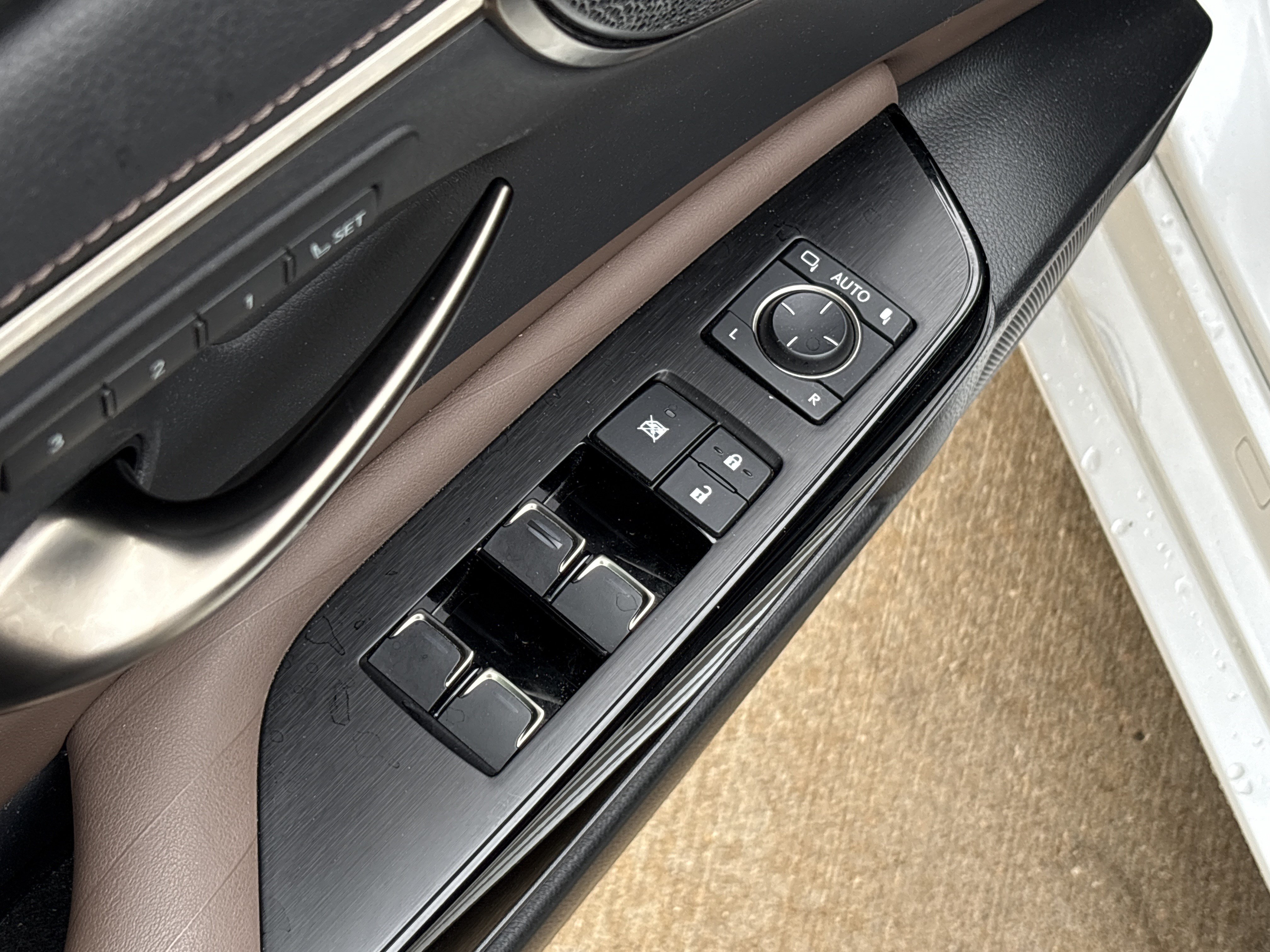 Certified 2022 Lexus ES 300h w/ Accessory Package FWD image 15