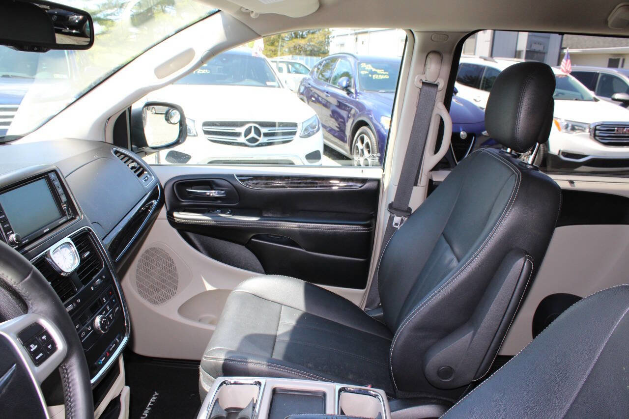 Used 2016 Chrysler Town & Country Touring FWD image 14