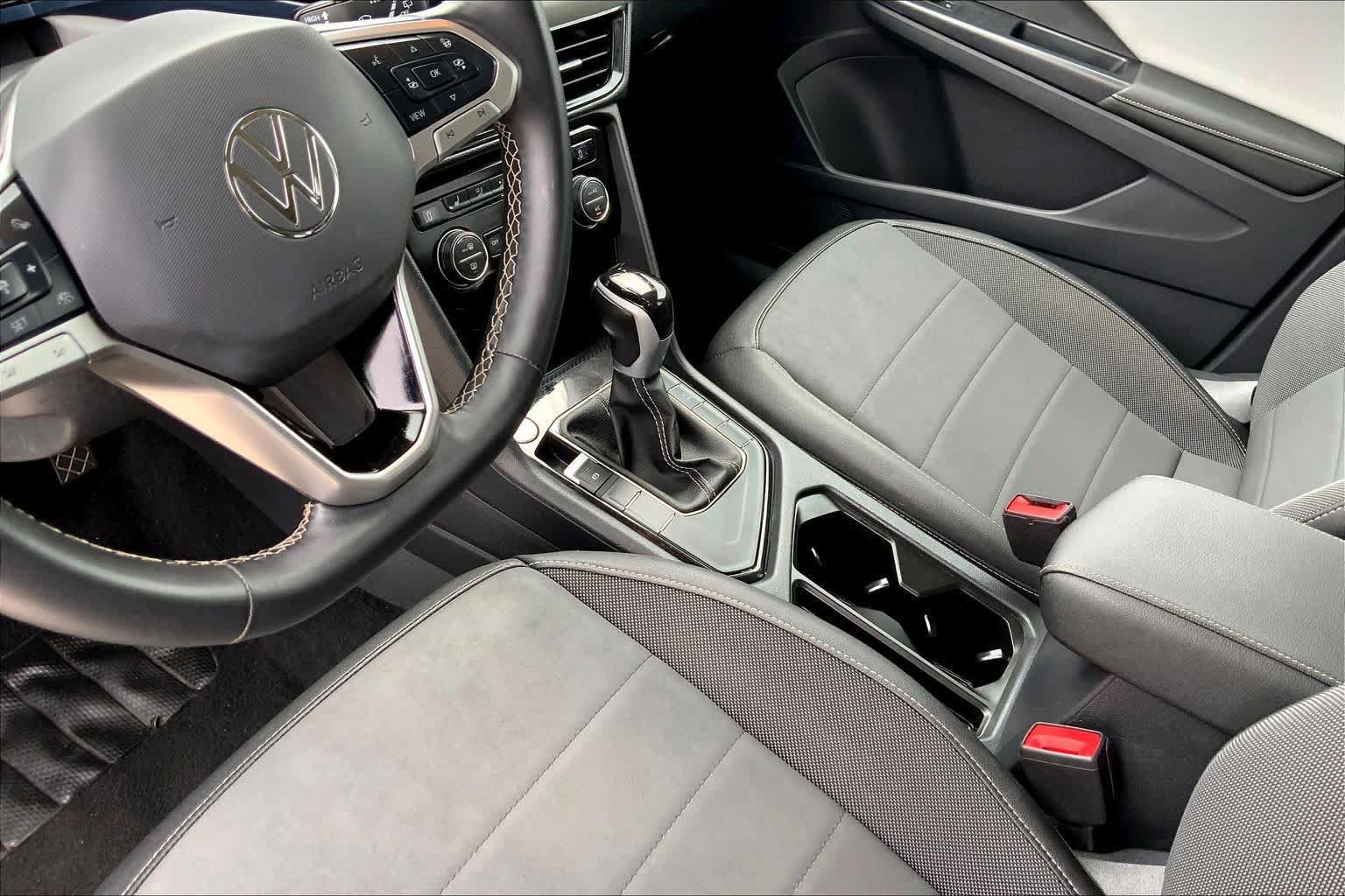 Used 2024 Volkswagen Taos SE FWD image 16