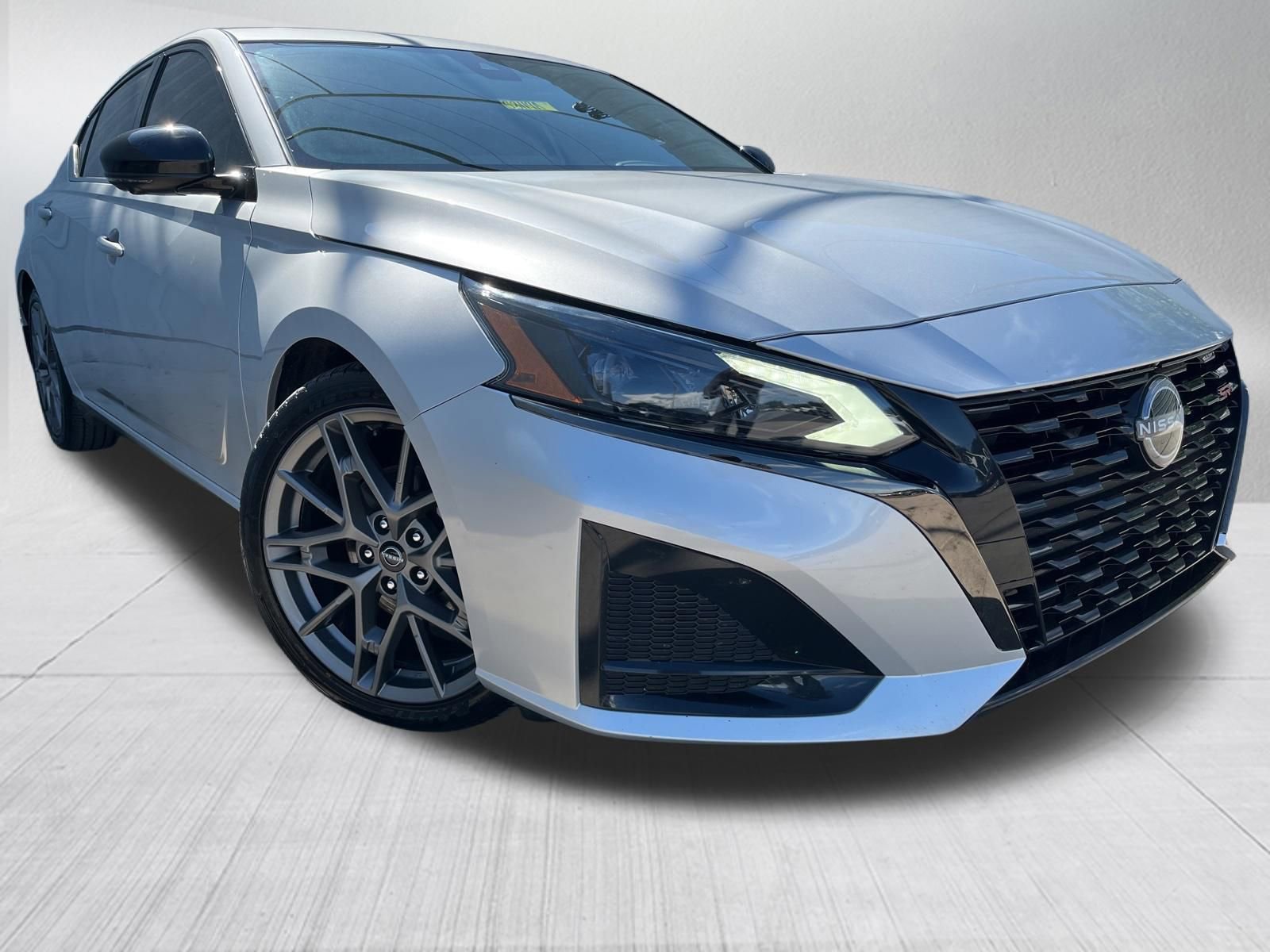 Used 2023 Nissan Altima 2.0 SR FWD image 3