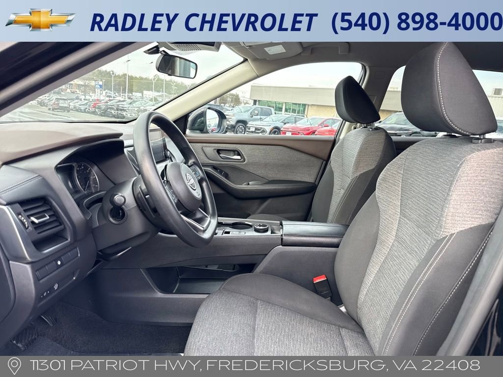 Used 2023 Nissan Rogue SV image 3