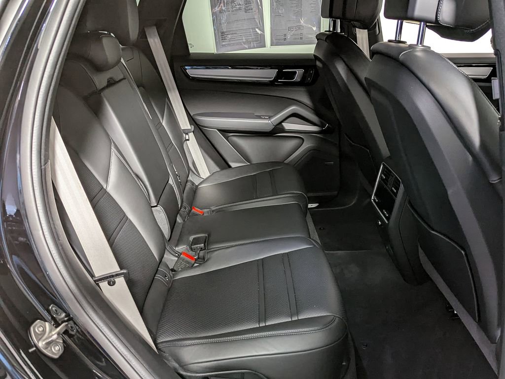 Used 2022 Porsche Cayenne Platinum Edition image 38