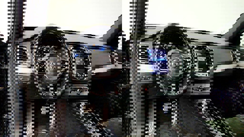 Used 2017 Volvo XC90 T8 R-Design w/ Vision Package image 13