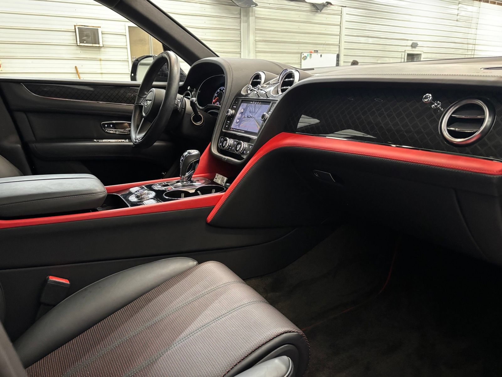 Used 2020 Bentley Bentayga AWD/4WD image 24