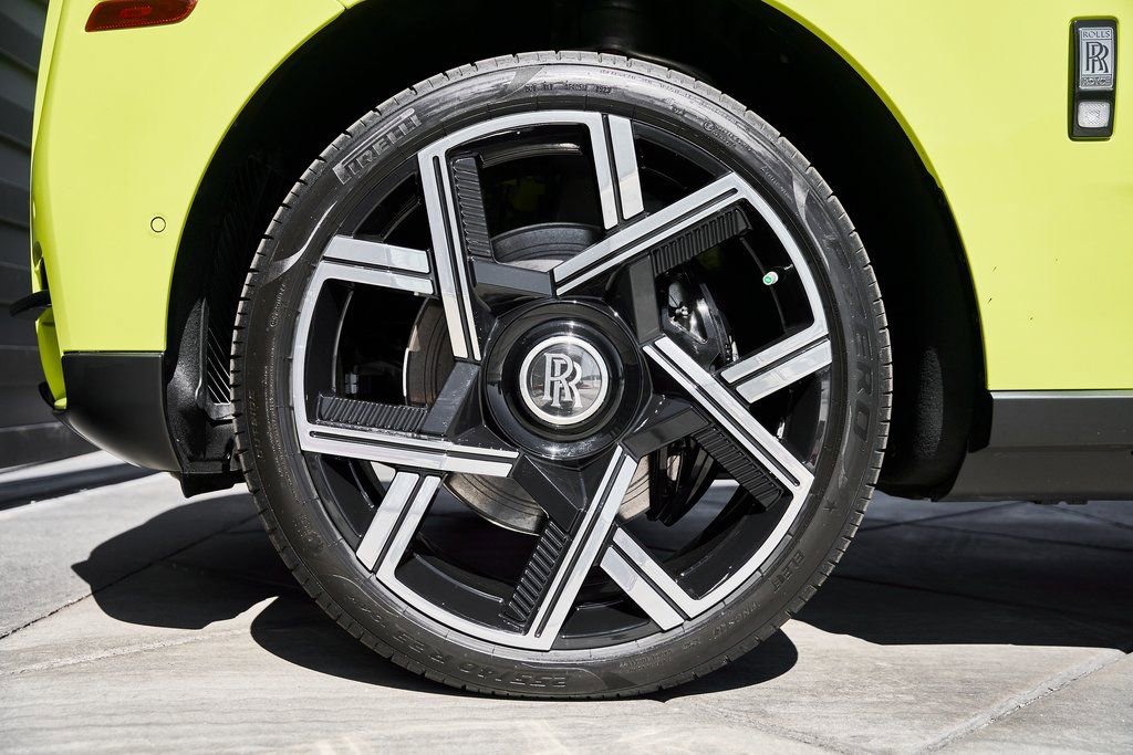 Used 2024 Rolls-Royce Cullinan image 3