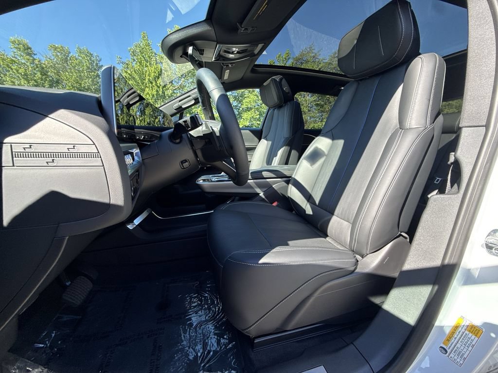 Used 2025 Cadillac Lyriq Luxury w/ LPO, Floor Liner Package AWD/4WD image 13