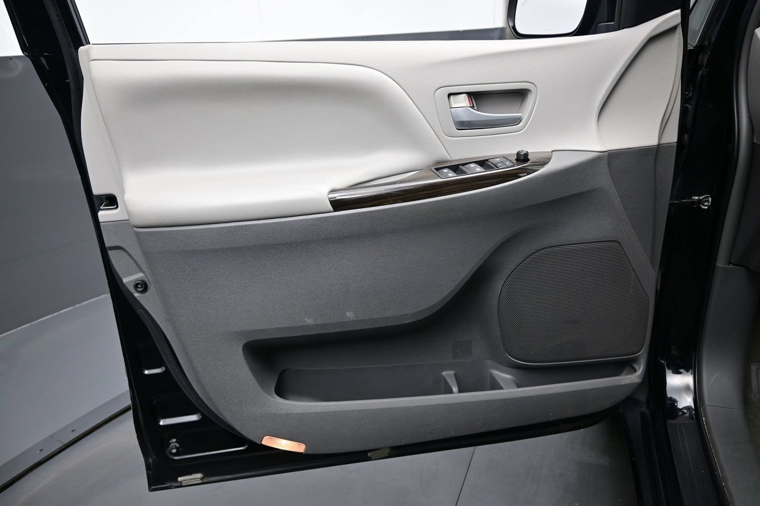 Used 2015 Toyota Sienna XLE w/ XLE Navigation Package FWD image 9