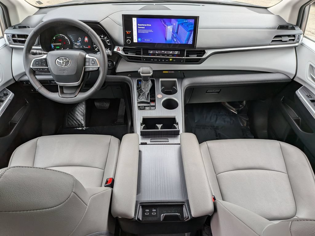 Used 2026 Toyota Sienna XLE FWD image 5