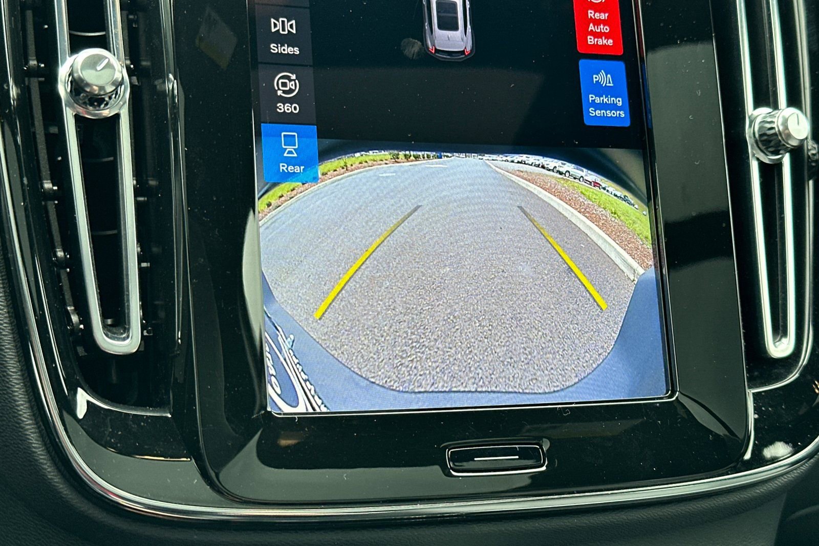 Used 2023 Volvo XC40 Recharge Ultimate image 23