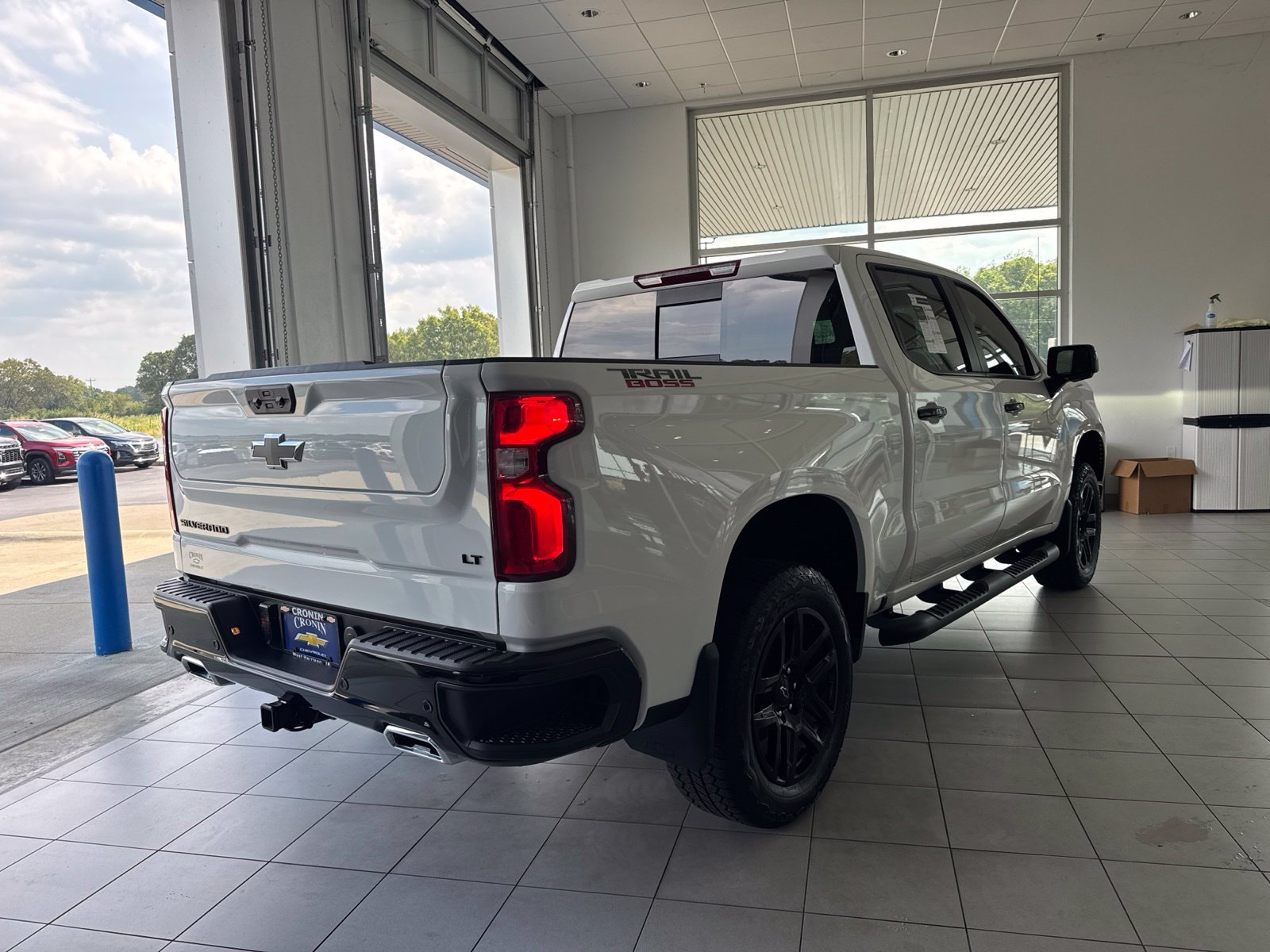 Used 2024 Chevrolet Silverado 1500 LT Trail Boss w/ Convenience Package II AWD/4WD image 4