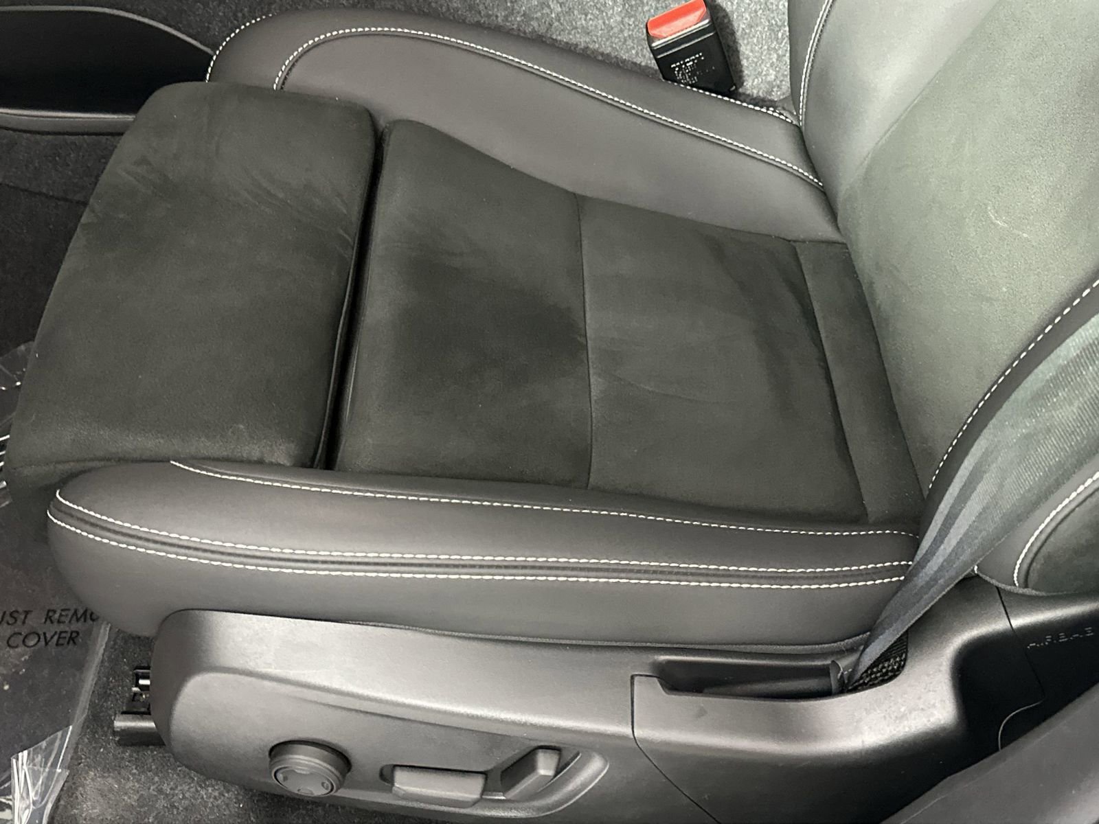 Used 2024 Volvo XC40 B5 Plus image 12