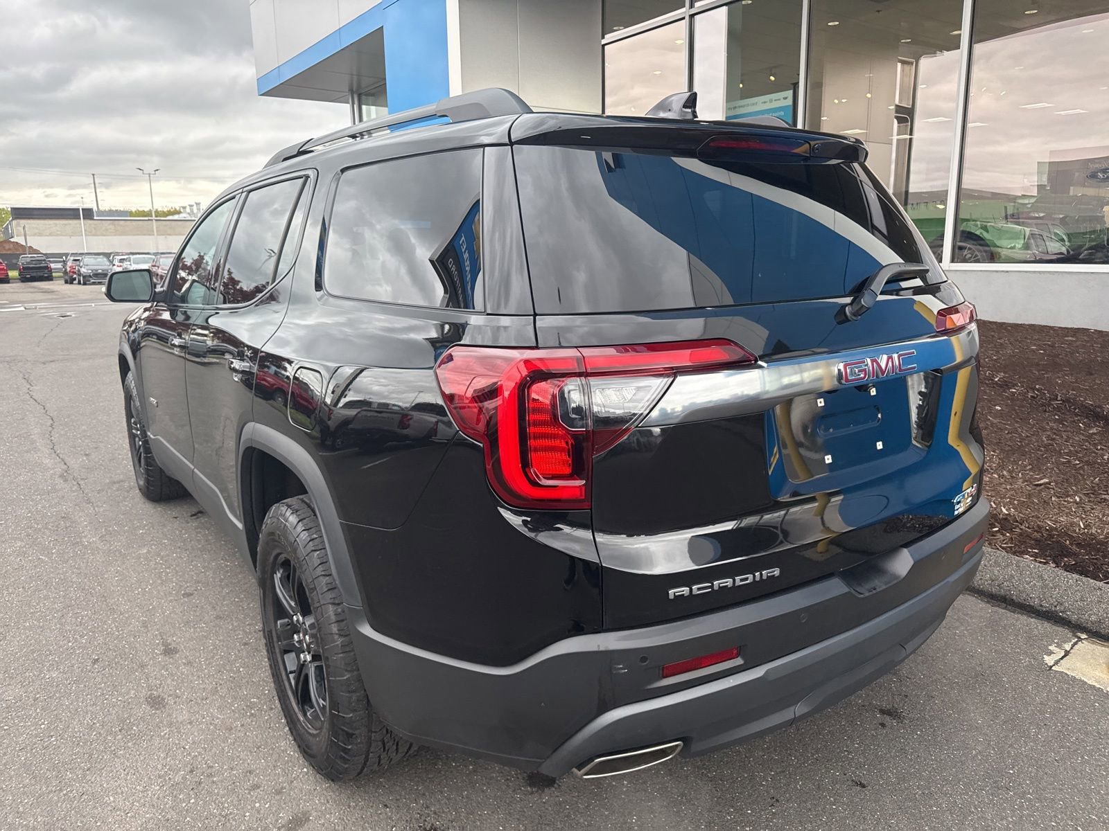 Used 2023 GMC Acadia AT4 w/ Technology Package AWD/4WD image 8