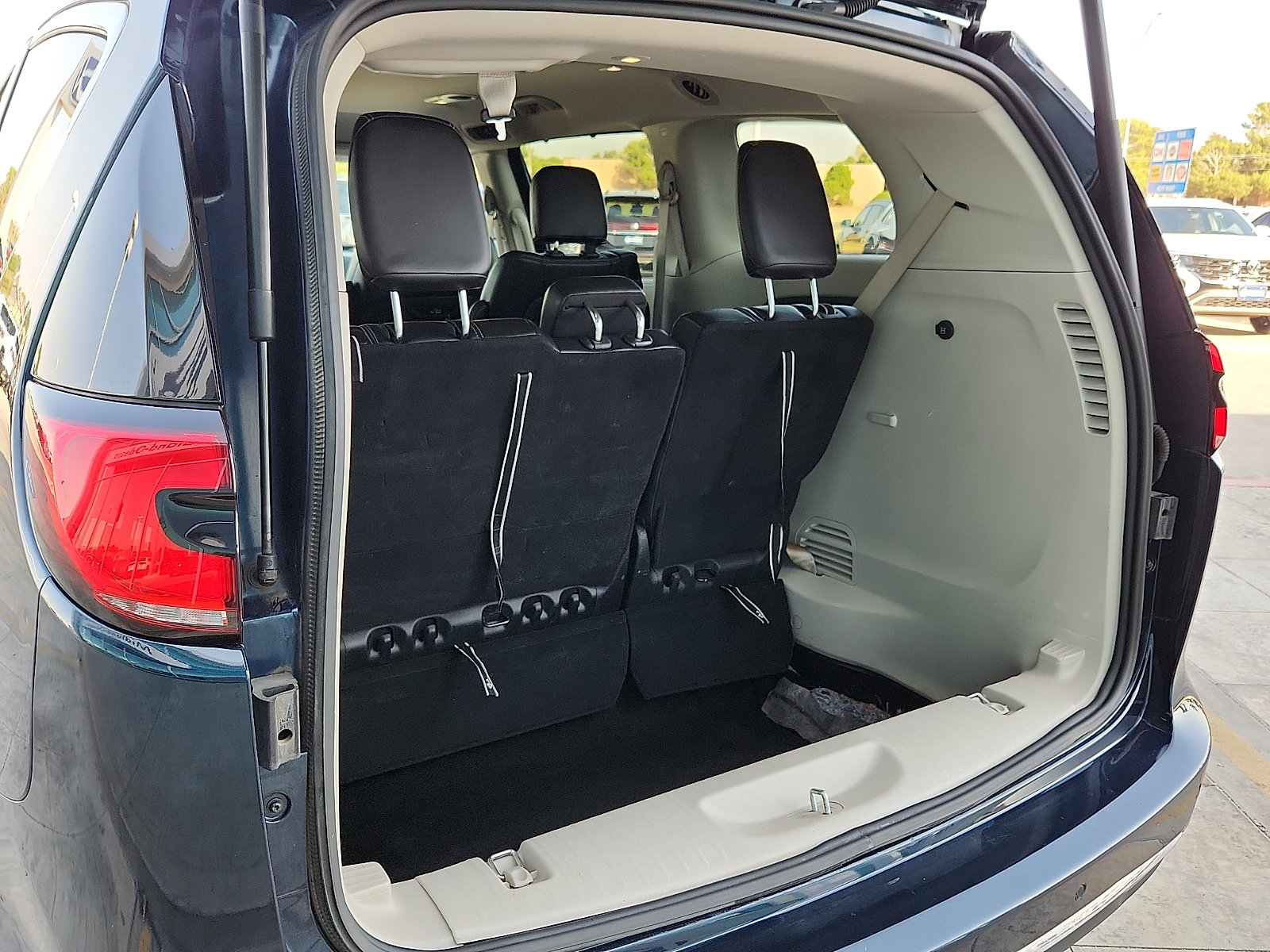 Used 2023 Chrysler Pacifica Touring-L FWD image 9