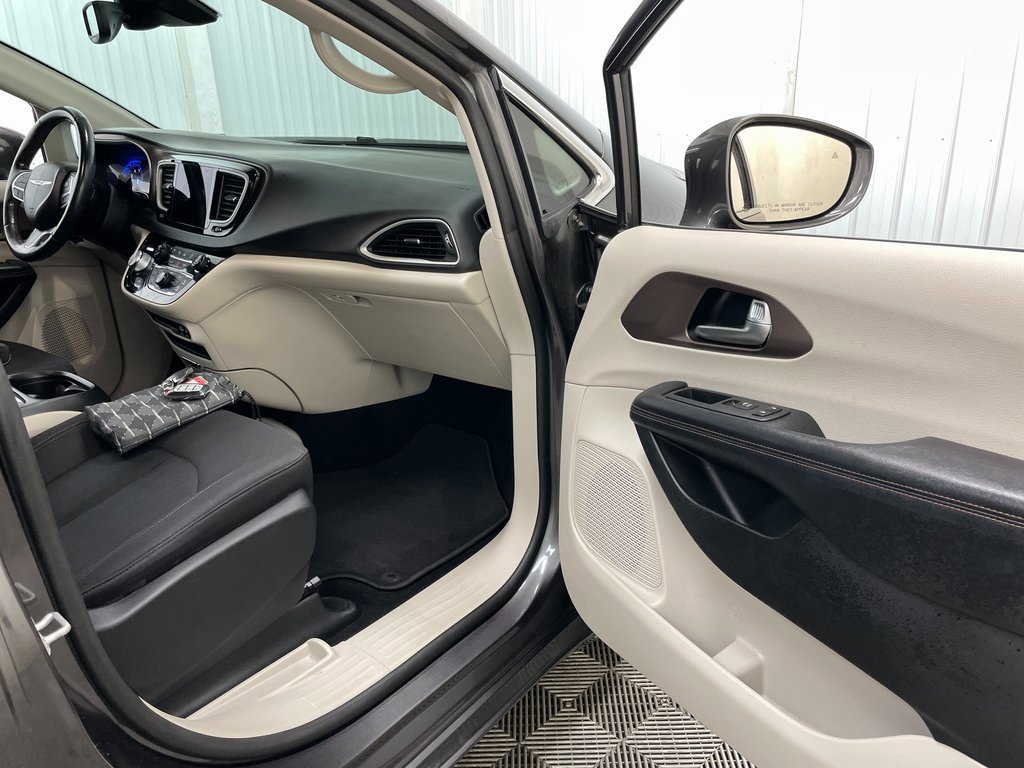 Used 2019 Chrysler Pacifica Touring Plus w/ Advanced Safetytec Group image 38