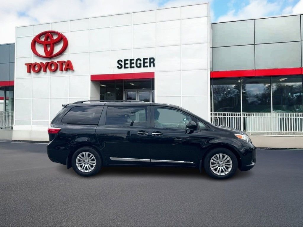 Used 2017 Toyota Sienna XLE Premium w/ Protection Package FWD image 2