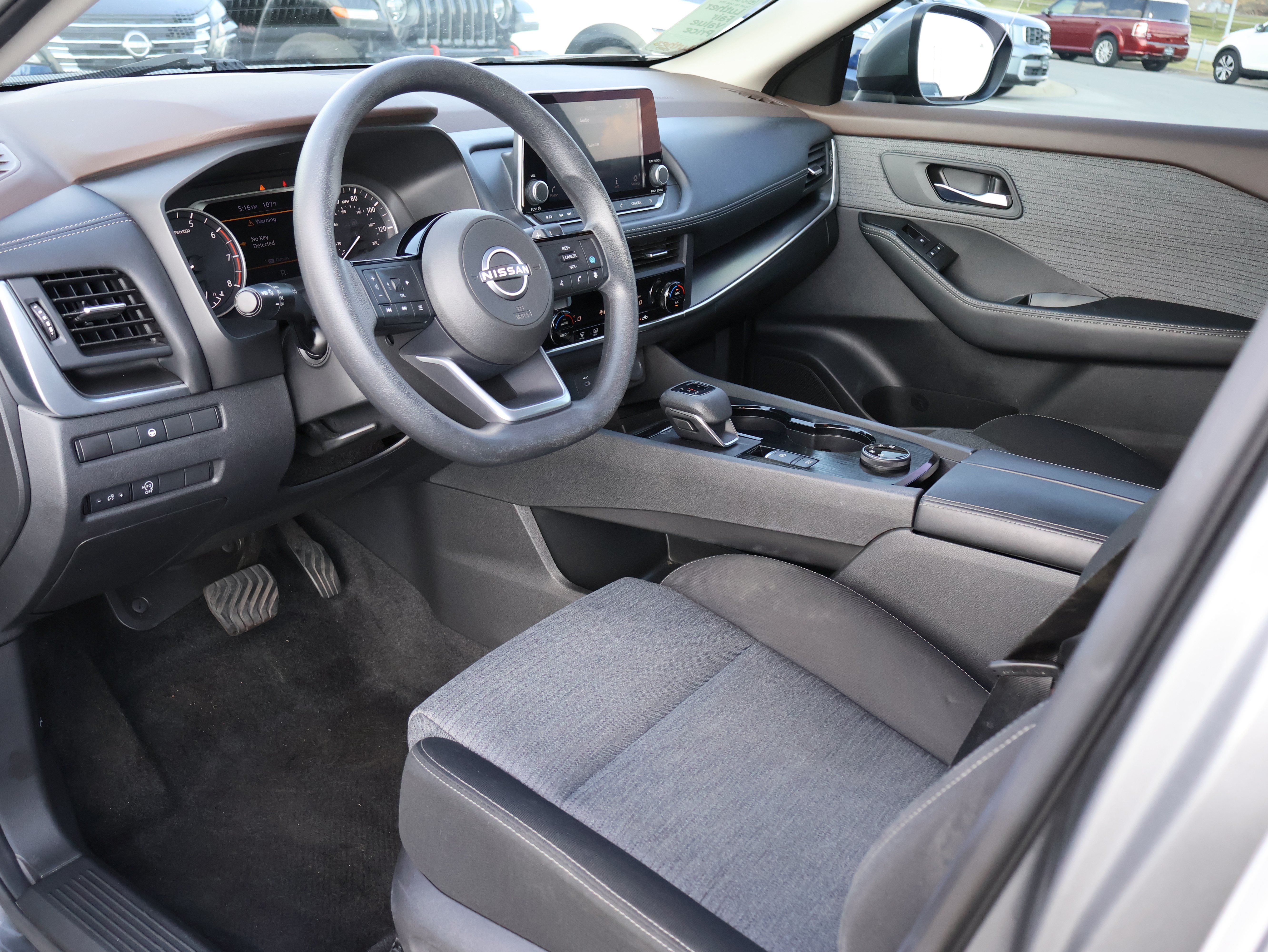 Used 2023 Nissan Rogue SV AWD/4WD image 18