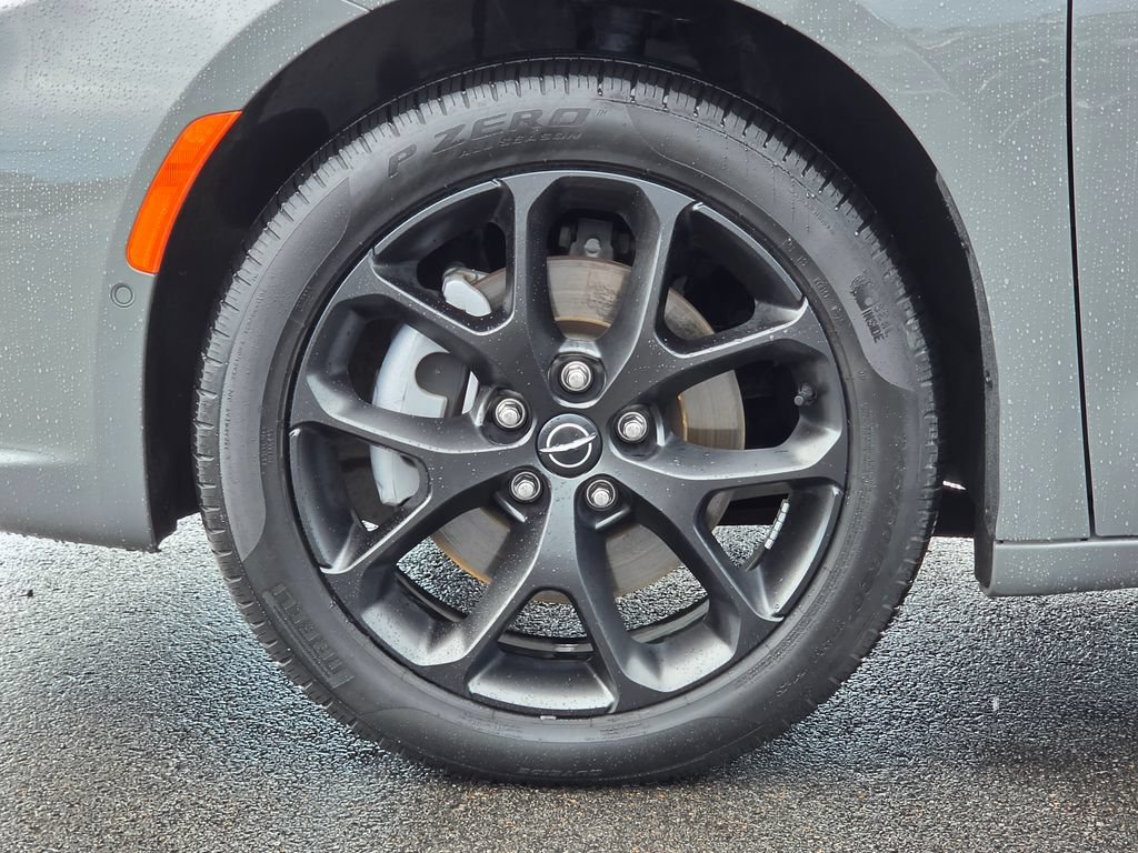 Used 2025 Chrysler Pacifica Limited AWD/4WD image 9