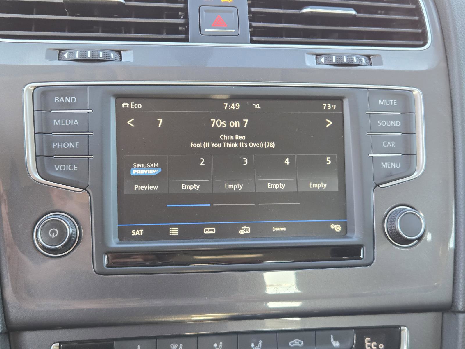 Used 2016 Volkswagen e-Golf SE w/ DC Fast Charging Package image 9