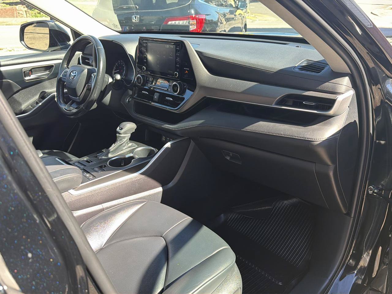 Used 2022 Toyota Highlander XLE AWD/4WD image 24